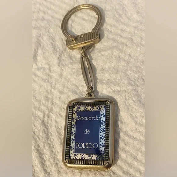 Vintage Souvenir Keychain from the Toledo Cathedral in Toledo, Spain - Picture 4 of 7